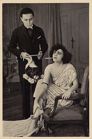 Fritz Schulz als Lothar von Raff,Sohn des Polizeichefs Joachim von Raff (Ernst Dernburg), und Pola Negri als Marquesa Assunta dArmiani in demStummfilm "Die Marchesa d'Arminiani" von  Regisseur Alfred Halm; Produktion: Paul Davidson fr die "PAGU-Film Berlin", 1920; Quelle: Deutsche Fotothek (file: df_pos-2006-a_0000847) aus "Vom Werden deutscher Filmkunst/1. Teil: Der stumme Film" von Dr. Oskar Kalbus (Berlin 1935, S. 32) / Sammelwerk Nr. 10 bzw. Ross-Verlag 1935; Copyright/Rechteinhaber SLUB Dresden/Deutsche Fotothek; Unbekannter Fotograf; Quelle: www.deutschefotothek.de; Genehmigung zur Verffentlichung: 30.03.2017