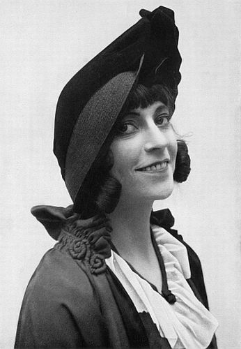 Asta Nielsen um 1915; Quelle: Deutsche Fotothek, (file: df_pos-2006-a_0000916) aus "Vom Werden deutscher Filmkunst/1. Teil: Der stumme Film" von Dr. Oskar Kalbus (Berlin 1935, S. 15) bzw. Ross-Verlag um 1915; Copyright SLUB Dresden/Deutsche Fotothek/Unbekannter Fotograf; Quelle: www.deutschefotothek.de; Genehmigung zur Verffentlichung: 30.03.2017