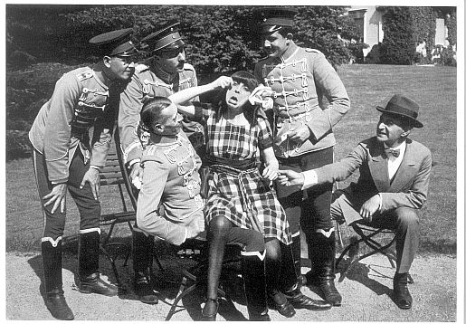 Asta Nielsen als Jesta Schneider in dem Stummfilm "Engelein" von Regisseur Urban Gad; Produktion: Paul Davidson fr die "PAGU-Film Berlin", 1913/14; rechts: Bruno Kastner (in Uniform) als ? und Max Landa als Peter J. Schneider aus Chicago; Quelle: Deutsche Fotothek, (file: df_pos-2006-a_0000915) aus "Vom Werden deutscher Filmkunst/1. Teil: Der stumme Film" von Dr. Oskar Kalbus (Berlin 1935, S. 35); Copyright SLUB Dresden/Deutsche Fotothek/Unbekannter Fotograf; Quelle: www.deutschefotothek.de; Genehmigung zur Verffentlichung: 30.03.2017