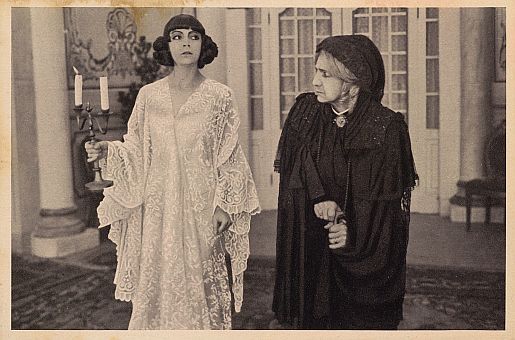 Asta Nielsen als Schulreiterin Wanda Petri in dem tummfilm "Das Feuer" von Regisseur Urban Gad; rechts: Mary Scheller als die alte Grfin; Produktion: Paul Davidson fr die "PAGU-Film Berlin", 1914; Quelle: Deutsche Fotothek, (file: df_pos-2006-a_0000873) aus "Vom Werden deutscher Filmkunst/1. Teil: Der stumme Film" von Dr. Oskar Kalbus (Berlin 1935, S.16); Copyright SLUB Dresden/Deutsche Fotothek/Unbekannter Fotograf, Ross-Verlag (1914); Quelle: www.deutschefotothek.de; Genehmigung zur Verffentlichung: 30.03.2017