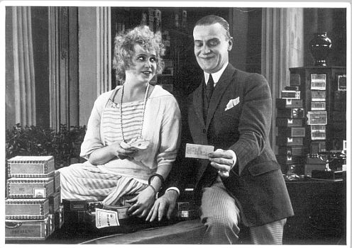 Albert Paulig mit Partnerin in einem Stummfilm-Lustspiel um 1920; Quelle: Deutsche Fotothek, (file: df_pos-2006-a_0000910) aus "Vom Werden deutscher Filmkunst/1. Teil: Der stumme Film" von Dr. Oskar Kalbus (Berlin 1935, S. 34) bzw. Bilder aus dem Sammelwerk Nr.10; Copyright SLUB Dresden/Deutsche Fotothek/Unbekannter Fotograf/Ross-Verlag um 1920; Quelle: www.deutschefotothek.de