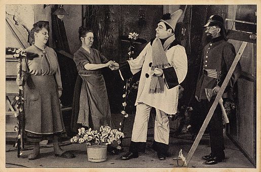 Leo Peukert als der "Vergötterte" in dem Stummfilm "Lohengrins Heirat"; "Bolten-Baeckers-Film" (1922); Quelle: Deutsche Fotothek (file: df_pos-2006-a_0000869) aus "Vom Werden deutscher Filmkunst/1. Teil: Der stumme Film" von Dr. Oskar Kalbus (Berlin 1935, S. 34); Copyright/Rechteinhaber SLUB Dresden/Deutsche Fotothek/Unbekannter Fotograf, Ross-Verlag. 1935; Quelle: www.deutschefotothek.de; Genehmigung zur Veröffentlichung: 30.03.2017