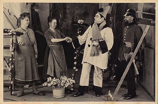 Leo Peukert als der "Vergtterte" in dem Stummfilm "Lohengrins Heirat"; "Bolten-Baeckers-Film" (1922); Quelle: Deutsche Fotothek (file: df_pos-2006-a_0000869) aus "Vom Werden deutscher Filmkunst/1. Teil: Der stumme Film" von Dr. Oskar Kalbus (Berlin 1935, S.34); Copyright/Rechteinhaber SLUB Dresden/Deutsche Fotothek/Unbekannter Fotograf, Ross-Verlag. 1935; Quelle: www.deutschefotothek.de; Genehmigung zur Verffentlichung: 30.03.2017