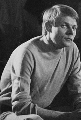 Klaus Piontek um 1975; Quelle: Deutsche Fotothek, (Ausschnitt des Fotos df_bo-pos-02_0000331); Copyright SLUB Dresden/Deutsche Fotothek/Christian Borchert; Urheber: Christian Borchert (1942–2000); Datierung: um 1975; Quelle: www.deutschefotothek.de
