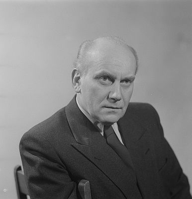 Porträt von Werner Pledath im Januar 1954; Quelle: Deutsche Fotothek, (file: df_pkm_0001148_237); Copyright SLUB Dresden/Deutsche Fotothek/Abraham Pisarek; Urheber: Abraham Pisarek (19011983); Datierung: 01.1954; Quelle: www.deutschefotothek.de