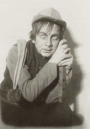 Erich Ponto als Narr in "König Lear" von William Shakespeare am "Dresdner Schauspielhaus" (14.11.1926), fotografiert von Ursula Richter (18861946); Quelle: Deutsche Fotothek, (file: df_pos-1986-c_0000034_001); Eigentümer / Copyright SLUB Dresden/Deutsche Fotothek/Ursula Richter/Datierung: 14.11.1926; Quelle: www.deutschefotothek.de