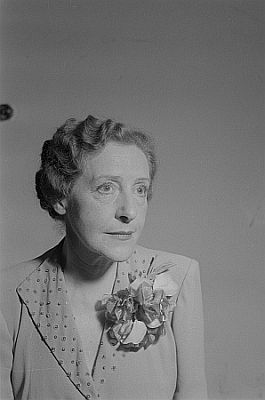 Porträt Henny Porten; Quelle: Deutsche Fotothek, (file: df_pk_0001171_010); Copyright SLUB Dresden/Deutsche Fotothek/Abraham Pisarek; Urheber: Abraham Pisarek (1901–1983); undatiertes Foto; Quelle: www.deutschefotothek.de; Genehmigung zur Veröffentlichung: 30.03.2017
