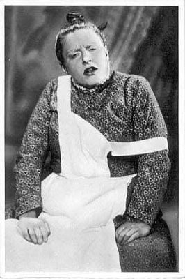 Henny Porten bewies Mut zur Hässlichkeit in dem Stummfilm "Wehe wenn sie losgelassen" von Carl Froelich (Ufa, 1926); Quelle: Deutsche Fotothek, (file: df_pos-2006-a_0000839) aus "Vom Werden deutscher Filmkunst/1. Teil: Der stumme Film" von Dr. Oskar Kalbus (Berlin 1935, S. 119) , Sammelwerk Nr. 10/Ross-Verlag 1935; Copyright SLUB Dresden/Deutsche Fotothek/Unbekannter Fotograf; Quelle: www.deutschefotothek.de; Genehmigung zur Veröffentlichung: 30.03.2017