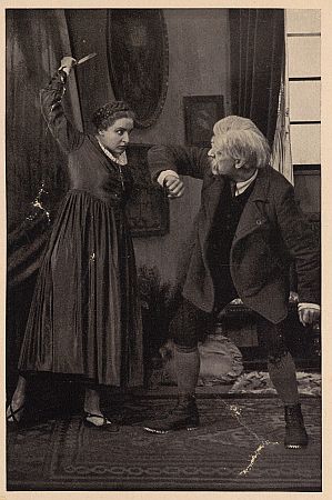 Henny Porten als Magdalena von Ringwall und Rudolf Biebrach als der alte Herr Wieland in dem Stummfilm "Das Geschlecht derer von Ringwall" von Regisseur Rudolf Biebrach; Produktion: Oskar Messter für "Messters Projektion GmbH" (Berlin), 1918; Quelle: Deutsche Fotothek, (file: df_pos-2006-a_0000844) aus "Vom Werden deutscher Filmkunst/1. Teil: Der stumme Film" von Dr. Oskar Kalbus (Berlin 1935, S. 21); Copyright SLUB Dresden/Deutsche Fotothek/Unbekannter Fotograf; Quelle: www.deutschefotothek.de; Genehmigung zur Veröffentlichung: 30.03.2017