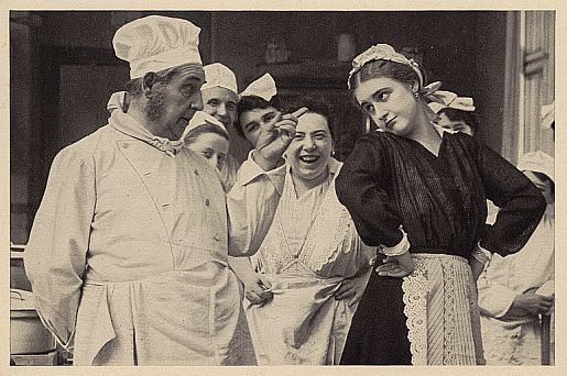 Henny Porten als "Gräfin Küchenfee" in dem stummen Lustspiel "Gräfin Küchenfee" von Regisseur Rudolf Biebrach; Produktion: Oskar Messter für "Messters Projektion GmbH" (Berlin), 1917/18; Quelle: Deutsche Fotothek, (file: df_pos-2006-a_0000840) aus "Vom Werden deutscher Filmkunst/1. Teil: Der stumme Film" von Dr. Oskar Kalbus (Berlin 1935, S. 36); Copyright SLUB Dresden/Deutsche Fotothek/Unbekannter Fotograf; Quelle: www.deutschefotothek.de; Genehmigung zur Veröffentlichung: 30.03.2017