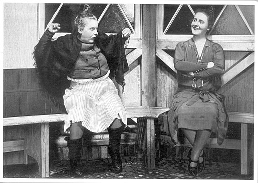 Henny Porten in ihrer berühmten Doppelrolle der Dienstmagd Liesl und der Cäcilie Angerapp in dem Stummfilm "Wehe wenn sie losgelassen" von Carl Froelich (UFA, 1926); "Henny Porten-Froelich Produktion GmbH" (Berlin); Quelle: Deutsche Fotothek, (file: df_pos-2006-a_0000898) aus "Vom Werden deutscher Filmkunst/1. Teil: Der stumme Film" von Dr. Oskar Kalbus (Berlin 1935, S. 115); Copyright SLUB Dresden/Deutsche Fotothek/Unbekannter Fotograf; Quelle: www.deutschefotothek.de; Genehmigung zur Veröffentlichung: 30.03.2017