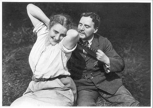 Henny Porten als Rose Bernd mit Alexander Wirth (1875–1926) als Christoph Flamm in dem Stummfilm "Rose Bernd" von Regisseur Alfred Halm; Produktion: Oskar Messter für "Messters Projektion GmbH" (Berlin), 1919; Quelle: Deutsche Fotothek, (file: df_pos-2006-a_0000897) aus "Vom Werden deutscher Filmkunst/1. Teil: Der stumme Film" von Dr. Oskar Kalbus (Berlin 1935, S. 72); Copyright SLUB Dresden/Deutsche Fotothek/Unbekannter Fotograf; Quelle: www.deutschefotothek.de; Genehmigung zur Veröffentlichung: 30.03.2017