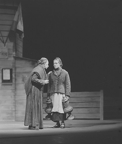 Kthe Reichel (rechts) als Kupferablieferin und Helene Weigel als Pelagea Wlassowa in "Die Mutter" von Bertolt Brecht, aufgeführt in einem Gastspiel des "Berliner Ensembles" am Berliner "Deutschen Theater", Regie: Bertolt Brecht; Quelle: Deutsche Fotothek, (file: df_pkm_0000922_003); Copyright SLUB Dresden/Deutsche Fotothek/Abraham Pisarek; Urheber: Abraham Pisarek (19011983); Datierung: 1951; Quelle: www.deutschefotothek.de