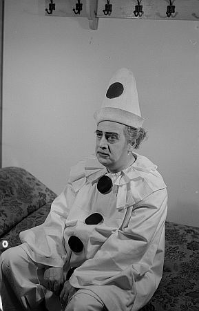 Helge Roswaenge als Bajazzo in der Oper "Der Bajazzo" von Ruggero Leoncavallo,  1951 an der "Deutschen Staatsoper", Berlin; Quelle: Deutsche Fotothek, (file: df_pkm_0001127_001); Copyright SLUB Dresden/Deutsche Fotothek/Abraham Pisarek; Urheber: Abraham Pisarek (1901�1983); Datierung: 1951; Quelle: www.deutschefotothek.de