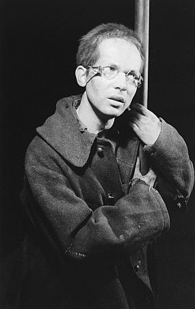 Paul Edwin Roth als Beckmann in dem Kriegsheimkehrer-Drama "Draußen vor der Tür" von Wolfgang Borchert, 1948 im "Studio" am Berliner "Hebbel-Theater"; Regie: Rudolf Noelte; Quelle: Deutsche Fotothek, (file: df_pk_0000667_058); Copyright SLUB Dresden/Deutsche Fotothek/Abraham Pisarek; Urheber: Abraham Pisarek (1901–1983); Datierung: 02.1948; Quelle: www.deutschefotothek.de