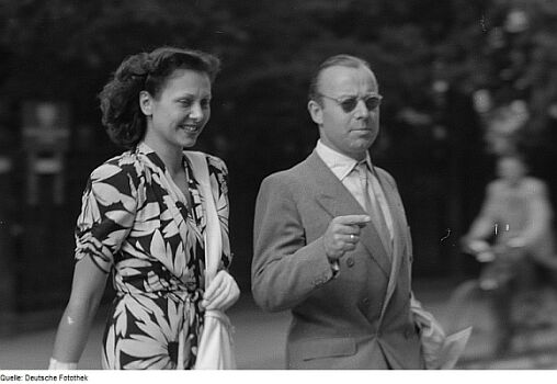 Heinz Rühmann und seine Frau Herta Feiler im Jahre 1946; Copyright: SLUB Dresden/Deutsche Fotothek;  Urheber Roger und Renate Rössing; Datierung 1946; Lizenz CC-BY-SA 3.0. 