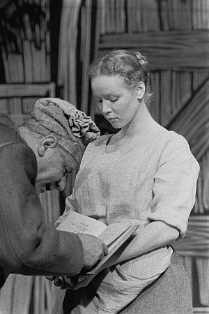 Karla Runkehl als Magd in "Der Müller von Sanssouci" von Peter Hacks in der Regie von Wolfgang Langhoff an den "Kammerspielen" des "Deutschen Theaters", Berlin (Uraufführung: 05.03.1958); Quelle: Deutsche Fotothek, (file: df_pk_0004479_1_007); Copyright SLUB Dresden/Deutsche Fotothek/Abraham Pisarek; Urheber: Abraham Pisarek (1901–1983); Datierung: 05.03.1958; Quelle: www.deutschefotothek.de