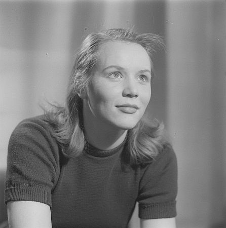 Porträt Karla Runkehl um 1954; Quelle: Deutsche Fotothek, (file: df_pkm_0001184_001); Copyright SLUB Dresden/Deutsche Fotothek/Abraham Pisarek; Urheber: Abraham Pisarek (1901–1983); Datierung: 1954 (?); Quelle: www.deutschefotothek.de