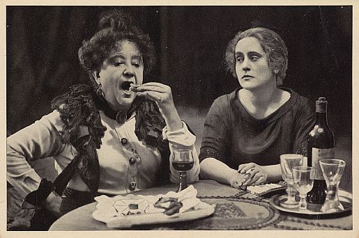 Szene mit Adele Sandrock und Carola Toelle aus dem Stummfilm "Die Schuld des Grafen Weronski"; Regie: Rudolf Biebrach für "Maxim-Film" (1921); Quelle: Deutsche Fotothek, (file: df_pos-2006-a_0000871) aus "Vom Werden deutscher Filmkunst/1. Teil: Der stumme Film" von Dr. Oskar Kalbus (Berlin 1935, S. 133); Rechteinhaber SLUB Dresden/Deutsche Fotothek/Unbekannter Fotograf; Quelle: www.deutschefotothek.de; Genehmigung zur Veröffentlichung: 30.03.2017