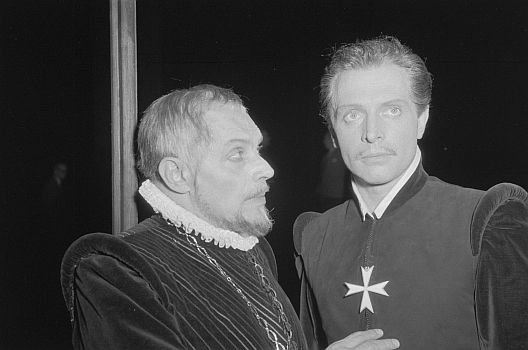 Erich Schellow als Marquis von Posa und Walter Franck (l.) als Philipp II. in "Don Karlos" von Friedrich Schiller, 1955 am "Schillertheater"; Quelle: Deutsche Fotothek, (file: df_pk_0004253_020); Copyright SLUB Dresden/Deutsche Fotothek/Abraham Pisarek; Urheber: Abraham Pisarek (19011983); Datierung: 09.1955; Quelle: www.deutschefotothek.de; Genehmigung zur Veröffentlichung: 30.03.2017