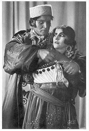 Hans Adalbert von Schlettow als Brigant Carlo und Ellen Richter als Fiametta in dem Stummfilm "Brigantenliebe" von Martin Hartwig ("PAGU-Film", Berlin, 1920); Quelle: Deutsche Fotothek, (file: df_pos-2006-a_0000866) aus "Vom Werden deutscher Filmkunst/1. Teil: Der stumme Film" von Dr. Oskar Kalbus (Berlin 1935, S. 27) bzw. Ross-Verlag 1920; Copyright SLUB Dresden/Deutsche Fotothek/Unbekannter Fotograf; Quelle: www.deutschefotothek.de; Genehmigung zur Veröffentlichung: 30.03.2017