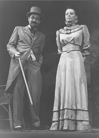 Die Schauspieler Hilde Krahl (19171999) und Hermann Schomberg 1946 während einer Aufführung des Theaterstückes "Frau Warrens Gewerbe" von George Berhard Shaw im Hamburger "Haus Altona", fotografiert von Gerd Mingram (19102001), genannt Germin; Quelle: Deutsche Fotothek, (file: df_ger-pos_0000854); Copyright SLUB Dresden/Deutsche Fotothek/Germin; Datierung: 1946;Quelle: www.deutschefotothek.de