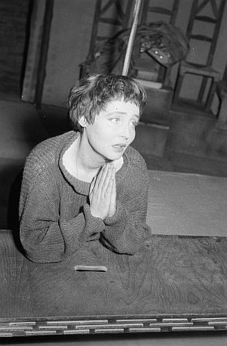 Hannelore Schroth mit der Titelrolle in "Jeanne oder Die Lerche" von Jean Anouilh, 1954 am Berliner "Schlosspark Theater"; Quelle: Deutsche Fotothek, (file: df_pk_0004142_002); Copyright SLUB Dresden/Deutsche Fotothek/Abraham Pisarek; Urheber: Abraham Pisarek (19011983); Datierung: 1954; Quelle: www.deutschefotothek.de; Genehmigung zur Verffentlichung: 30.03.2017