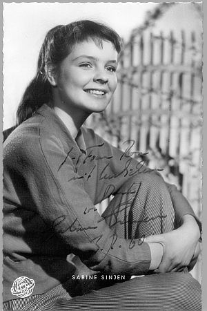 Sabine Sinjen, fotografiert von Arthur Grimm (1908 – nach 1990); Fotografie (Weltpostkarte mit Widmung), datiert 03.02.1960; Sammlung der Kostümbildnerin Annelies Rose; Quelle: Deutsche Fotothek, (file: df_pos-2009-a_0000047); Copyright SLUB Dresden/Deutsche Fotothek/Arthur Grimm; Urheber: Arthur Grimm; Datierung: vor 1960; Quelle:www.deutschefotothek.de