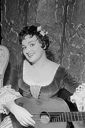Rita Streich als Susanna in der Mozart-Oper "Die Hochzeit�des Figaro" 1955 an der "St�dtischen Oper Berlin"; Quelle: Deutsche Fotothek, (file: df_pk_0004276_008a); Copyright SLUB Dresden/Deutsche Fotothek/Abraham Pisarek; Urheber: Abraham Pisarek1) (1901�1983); Datierung: 1955; Quelle: www.deutschefotothek.de; Genehmigung zur Ver�ffentlichung: 30.03.2017