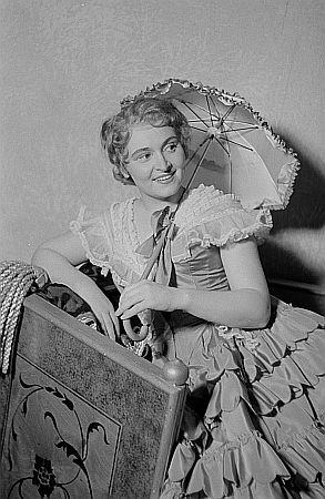 Rita Streich als Blondchen in der Mozart-Oper "Die Entf�hrung aus dem Serail" an der "Deutschen Staatsoper Berlin"; Quelle: Deutsche Fotothek, (file: df_pk_0000860_028); Datierung: Ungenannt; Quelle: www.deutschefotothek.de; Copyright SLUB Dresden/Deutsche Fotothek/Abraham Pisarek; Urheber: Abraham Pisarek1) (1901�1983); Genehmigung zur Ver�ffentlichung: 30.03.2017