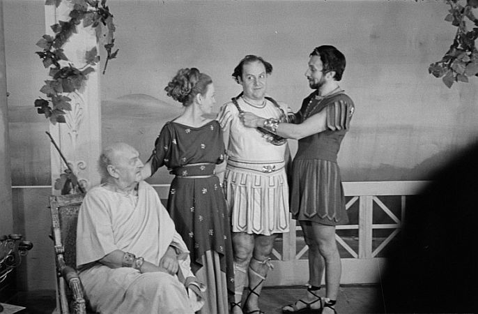 Jakob Tiedtke (links) zusammen mit (v.l.n.r.) Heli Finkenzeller, Will Dohm und Carl Raddatz in "Götterkinder" von F. D. Andam und Werner P. Zibaso; Quelle: Deutsche Fotothek, (file: df_pk_0000599_005); Copyright SLUB Dresden/Deutsche Fotothek/Abraham Pisarek; Datierung: 09.1947; Urheber: Abraham Pisarek (19011983); Quelle: www.deutschefotothek.de; Genehmigung zur Veröffentlichung: 30.03.2017