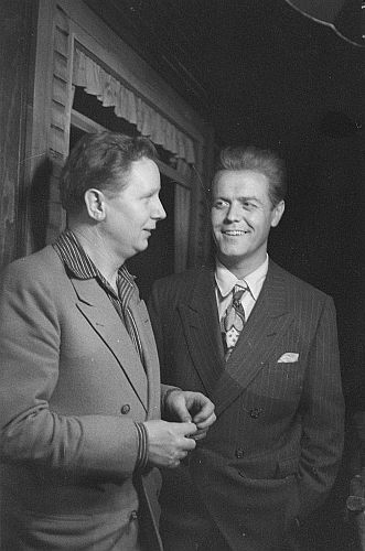 Fritz Tillmann (rechts) mit Regisseur Helmut Käutner bei Proben zu dem Drama "Tod eines Handlungsreisenden" von Arthur Miller, 1950 am Berliner "Hebbel-Theater"; Fritz Tillmann spielte den Biff; Quelle: Deutsche Fotothek, (file: df_pk_0000867_025); Copyright SLUB Dresden/Deutsche Fotothek/Abraham Pisarek; Urheber: Abraham Pisarek (19011983); Datierung: 01.06.1950; Quelle: www.deutschefotothek.de