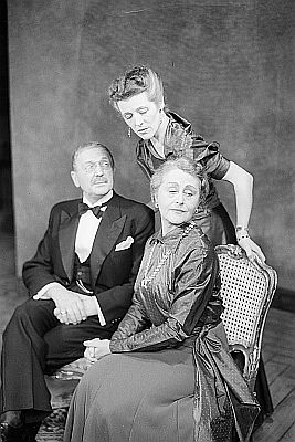 Szene mit Paul Bildt, Karin Evans (Mitte) und Carola Toelle (rechts) in dem Schauspiel "Ein Familientag" ("The Family Reunion") von T. S. Eliot, aufgefhrt 1950 am "SchlossparkTheater"; Regie: Gnther Rennert; Quelle: Deutsche Fotothek, (file: df_pkm_0000912_002); Copyright SLUB Dresden/Deutsche Fotothek/Abraham Pisarek; Urheber: Abraham Pisarek) (19011983); Datierung: 1950; Quelle: www.deutschefotothek.de; Genehmigung zur Verffentlichung: 30.03.2017