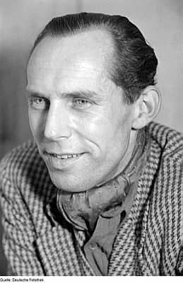 Foto: Robert Trösch 1947; Quelle: Deutsche Fotothek, (file: df_pk_0000116_009); Copyright SLUB Dresden/Deutsche Fotothek; Urheber: Abraham Pisarek (19011983); Datierung: 1946.11 / Lizenz CC-BY-SA 3.0; Originalfoto und Beschreibung: Wikimedia Commons