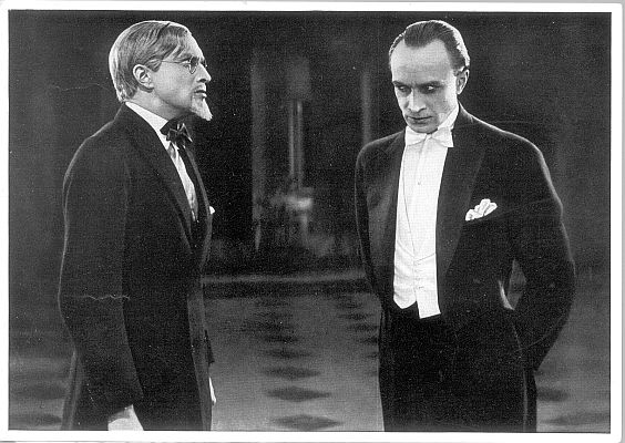 Conrad Veidt in der Doppelrolle als Wenzel / Michael Schellenberg in dem Ufa-Stummfilm "Die Brüder Schellenberg" (1926) von Karl Grune; Quelle: Deutsche Fotothek, (file: df_pos-2006-a_0000913) aus "Vom Werden deutscher Filmkunst/1. Teil: Der stumme Film" von Dr. Oskar Kalbus (Berlin 1935, S. 116) bzw. Ross-Verlag 1925/26; Copyright SLUB Dresden/Deutsche Fotothek/Unbekannter Fotograf; Quelle: www.deutschefotothek.de