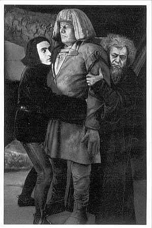 Paul Wegener als Golem (Mitte), Albert Steinrück als Rabbi Loew (r.) und Ernst Deutsch (l.) als Famulus in "Der Golem, wie er in die Welt kam" (1920) von Paul Wegener und Carl Boese; Quelle: Deutsche Fotothek, (file: df_pos-2006-a_0000854) aus "Vom Werden deutscher Filmkunst/1. Teil: Der stumme Film" von Dr. Oskar Kalbus (Berlin 1935, S. 65); bzw. Bilder aus dem Sammelwerk Nr. 10; Copyright SLUB Dresden/Deutsche Fotothek/Unbekannter Fotograf; Quelle: www.deutschefotothek.de