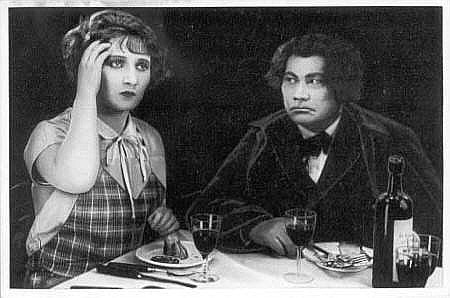 Paul Wegener als Svengali und Anita Dorris als Trilby in dem Stummfilm "Svengali" von Gennaro Righelli (Terra-Film, 1927); Quelle: Deutsche Fotothek, (file: df_pos-2006-a_0000855) aus "Vom Werden deutscher Filmkunst/1. Teil: Der stumme Film" von Dr. Oskar Kalbus (Berlin 1935, S. 95) bzw. Bilder aus dem Sammelwerk Nr.10; Copyright SLUB Dresden/Deutsche Fotothek/Unbekannter Fotograf; Quelle: www.deutschefotothek.de; Genehmigung zur Verffentlichung: 30.03.2017