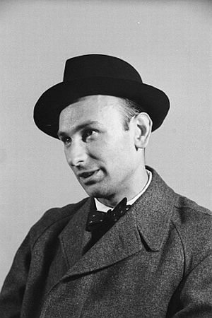 Rudolf Wessely 1953 in "Shakespeare dringend gesucht" von Heinar Kipphardt am Berliner "Deutschen Theater" (Kammerspiele); Quelle: Deutsche Fotothek, (file: df_pk_0004089_035); Copyright SLUB Dresden/Deutsche Fotothek/Abraham Pisarek; Urheber: Abraham Pisarek1) (19011983); Datierung: 06.1953; Quelle: www.deutschefotothek.de