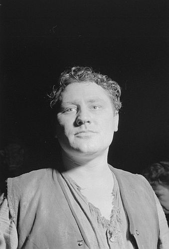 HansDieterZeidler mit der Titelrolle in "Peer Gynt" von Henrik Ibsen, 1955 am Berliner "Schillertheater"; Regie: HeinrichKoch; Quelle: Deutsche Fotothek, (file: df_pk_0004267_020); Copyright SLUB Dresden/Deutsche Fotothek/Abraham Pisarek; Urheber: Abraham Pisarek (19011983); Datierung: 08.11.1955; Quelle: www.deutschefotothek.de