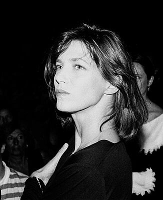 Jane Birkin im September 1985 anlässlich des "Festivals des amerikanischen Films" im französischen Deauville; Quelle: Wikipedia bzw. Wikimedia; Urheber: Roland Godefroy;  Lizenz CC-BY-SA 3.0.; Diese Datei ist unter der Creative Commons-Lizenz Namensnennung 3.0Unported lizenziert. Es ist erlaubt, die Datei unter den Bedingungen der GNU-Lizenz für freie Dokumentation, Version 1.2 oder einer späteren Version, veröffentlicht von der Free Software Foundation, zu kopieren, zu verbreiten und/oder zu modifizieren; es gibt keine unveränderlichen Abschnitte, keinen vorderen und keinen hinteren Umschlagtext. Der vollständige Lizenztext ist im Kapitel GNU-Lizenz für freie Dokumentation verfügbar.