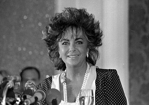 Elizabeth Taylor im September 1985 anlsslich des "Festivals des amerikanischen Films" im franzsischen Deauville; Quelle: Wikipedia bzw. Wikimedia; Urheber: Roland Godefroy; Diese Datei ist unter der Creative Commons-Lizenz Namensnennung 3.0Unported lizenziert. Es ist erlaubt, die Datei unter den Bedingungen der GNU-Lizenz fr freie Dokumentation, Version 1.2 oder einer spteren Version, verffentlicht von der Free Software Foundation, zu kopieren, zu verbreiten und/oder zu modifizieren; es gibt keine unvernderlichen Abschnitte, keinen vorderen und keinen hinteren Umschlagtext. Der vollstndige Lizenztext ist im Kapitel GNU-Lizenz fr freie Dokumentation verfgbar.