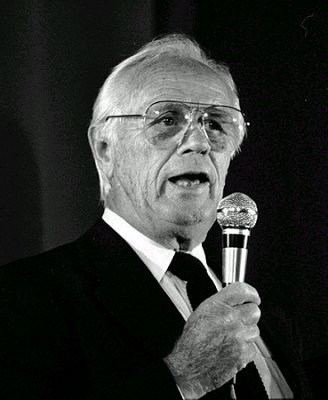 Richard Widmark im September 1991 anlässlich des "Festivals des amerikanischen Films" im französischen Deauville; es handelt sich um einen Ausschnitt des Fotos "Richard_Widmark13.JPG"; Quelle: Wikipedia bzw. Wikimedia; Urheber: Roland Godefroy;  Lizenz CC-BY-SA 3.0.: Diese Datei ist unter der Creative Commons-Lizenz Namensnennung 3.0 Unported lizenziert. Es ist erlaubt, die Datei unter den Bedingungen der GNU-Lizenz für freie Dokumentation, Version 1.2 oder einer späteren Version, veröffentlicht von der Free Software Foundation, zu kopieren, zu verbreiten und/oder zu modifizieren; es gibt keine unveränderlichen Abschnitte, keinen vorderen und keinen hinteren Umschlagtext. Der vollständige Lizenztext ist im Kapitel GNU-Lizenz für freie Dokumentation verfügbar.