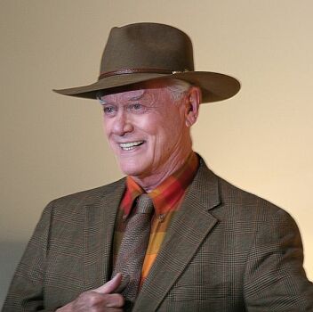 Larry Hagman im März 2010 bei "Markus Lanz"; Quelle: Wikipedia bzw. Wikimedia Commons; Urheber: Udo Grimberg; Diese Datei ist unter der Creative Commons-Lizenz Namensnennung-Weitergabe unter gleichen Bedingungen 3.0 Unported lizenziert.