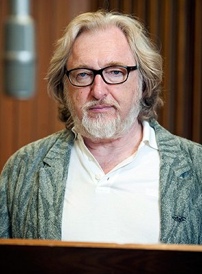 Felix von Manteuffel im Hörspiel-Studio mit der Rolle des Buchhändlers in "Unerwartete Ereignisse" (EA: 20.05.2012); Quelle und Link: ARD Hörspieldatenbank; Foto mit freundlicher Genehmigung der "hr media Lizenz- und Verlagsgesellschaft mbH"; Copyright HR/Benjamin Knabe