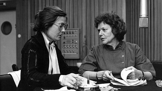 Grete Wurm mit Cordula Trantow im Hrspielstudio anlsslich der Aufnahme des HR-Hrspiels "Im Gehuse" von Wolfdietrich Schnurre (EA: 30.01.1978); Foto mit freundlicher Genehmigung des "Hessischen Rundfunks" (hr media Lizenz- und Verlagsgesellschaft mbH; www.hr.de); Copyright HR/Peter Zollna