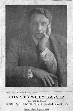 Charles Willy Kayser auf einem Werbefoto,fotografiert von Rudolf Dührkopp (1848 – 1918); Lizenz: gemeinfrei