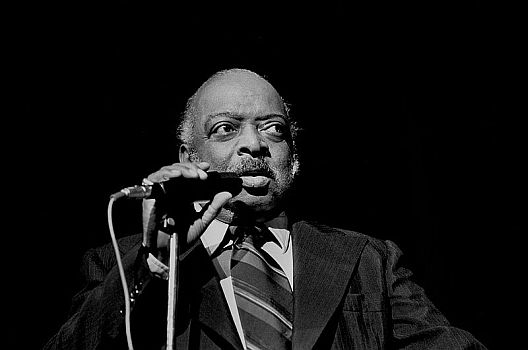 Count Basie 1974 in Hamburg; Urheber: Heinrich Klaffs (www.hklaffs.de); Quelle: Wikimedia Commons von www.flickr.com; Lizenz: CC-BY-SA 1.0.