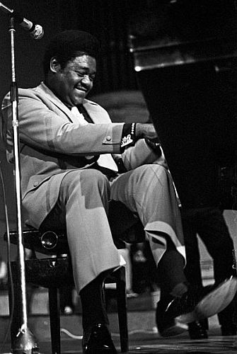 Fats Domino 1973 in der Musikhalle Hamburg; Urheber: Heinrich Klaffs (www.hklaffs.de); Quelle: Wikimedia Commons von www.flickr.com; Lizenz: CC-BY-SA 2.0.