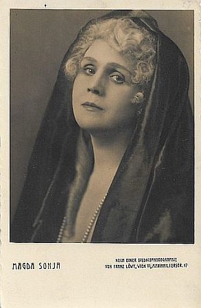 Magda Sonja, fotografiert von Franz Lwy (18831949); Quelle: filmstarpostcards.blogspot.com; Lizenz: gemeinfrei siehe hier