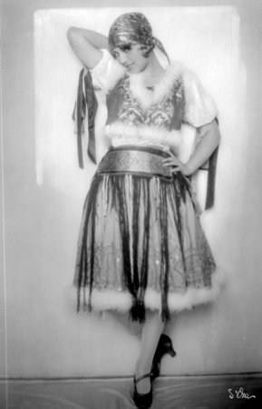 Lizzi Holzschuh 1926 in Dirndl; Foto mit freundlicher Genehmigung der sterreichischen Nationalbibliothek1) (NB); Urheber: Atelier D'Ora-Benda (Madame d'Ora, 18811963); Datierung: 16.07.1926; Quelle/Copyright NB/Wien, Bildarchiv (Inventarnummer 204571-D)